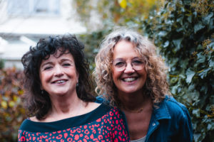 Dames die raken de kracht van kwetsbaarheid